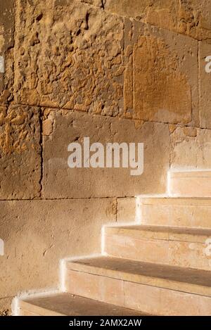 Treppe und wand texturen eines Kalkstein glatte Felsen in einem Gebäude, das Alte Viertel, die Stadt Alicante, Spanien Stockfoto