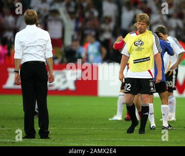 Dortmund, Deutschland. Juli 2006. Firo Football: 30.06.2006 International, Nationalmannschaft, HALBFINALE WM 2006 Deutschland FIFA WM GER - ITA, Deutschland - ITALIEN N. V. 0: 2 Jurgen Klinsmann und Oliver Kahn Copyright von FIRO Sportfoto: Pfefferackerstr. 2A 45894 Gelsenkirchen www.firosportphoto.de mail@firosportphoto.de (Volksbank Bosch-Witten) Bankcode: 430 601 29 Kt.NR.: 341 117 100 Tel.: 0209 - 9304402 Fax: 0209 - 9304443 Nutzung weltweite Gutschrift: Dpa/Alamy Live News Stockfoto