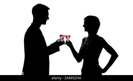 Ehemann und Frau schillern mit Weingläsern und feiern Jubiläum Stockfoto