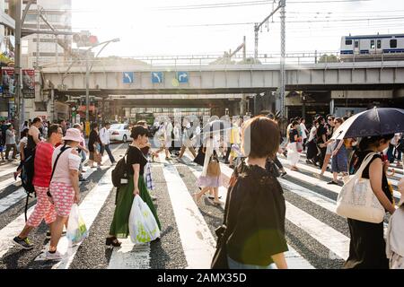 Tokio, Japan. August 2019. Fußgänger am Querswalk vor dem Bahnhof Ueno in Tokio. (Foto: Goznales Foto - Georg Wallner). Stockfoto