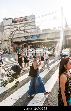 Tokio, Japan. August 2019. Fußgänger am Querswalk vor dem Bahnhof Ueno in Tokio. (Foto: Goznales Foto - Georg Wallner). Stockfoto