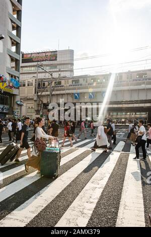 Tokio, Japan. August 2019. Fußgänger am Querswalk vor dem Bahnhof Ueno in Tokio. (Foto: Goznales Foto - Georg Wallner). Stockfoto