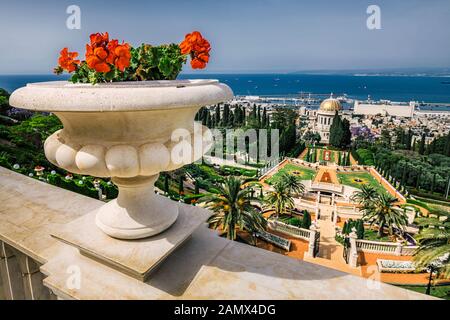 Bahai Gärten und Tempel an den Hängen des Berges Karmel und Blick auf das Mittelmeer und die Bucht von Haifa, Israel Stockfoto
