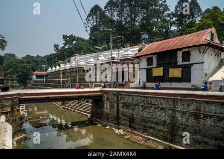 Kremationsghats entlang des Flusses Bagmatit am Pashupatinath-Komplex, Kathmandu, Nepal Stockfoto