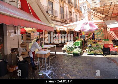 Fischmarkt Catania. Markt für Obst und Gemüse auf der Straße. La pescheria di Catania Stockfoto