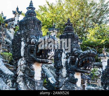 Balinesische Drachenstatuen am Fuß der Stufen, die zum Pura Penataran Agung Lempuyang Tempel führen. Stockfoto