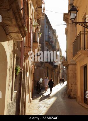 Kleine schmale Straße in der Altstadt Ortygia, Syrakus, Sizilien, Italien, Stockfoto