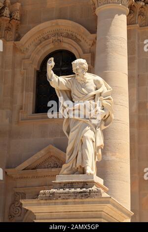 Statue des heiligen Paul. Kathedrale von Syrakus, Ortygia. Duomo di Siracusa, Ortigia. Stockfoto