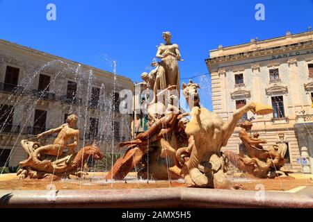 Brunnen der Diana, Insel Ortygia, Syrakus Sizilien / Fontana di Diana, Isola di Ortigia, Siracusa, Sicilia Stockfoto
