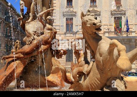 Brunnen der Diana, Insel Ortygia, Syrakus Sizilien / Fontana di Diana, Isola di Ortigia, Siracusa, Sicilia Stockfoto