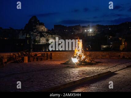 Matera, Italien - 17. September; 2019: Band 25; Szenen von Bränden und Explosionen; aus dem Film "keine Zeit" in Sassi, zu sterben; Matera, Italien. Stockfoto