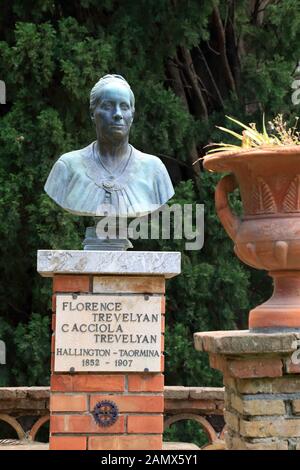 Büste von Florence Trevelyan. Taormina-Villa Comunale und öffentlicher Garten (Giardino pubblico), Sizilien Stockfoto