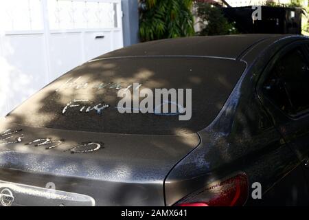 Antipolo City, Philippinen - 13. Januar 2020: Vulkanische Asche aus dem Taal-Vulkanausbruch erreicht Hunderte von Kilometern entfernt Städte. Stockfoto