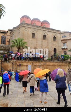 Kirche San Cataldo in Palermo. Arabisch-normannischen Architektur: gotischen Mauern mit islamischen Kuppeln Stockfoto