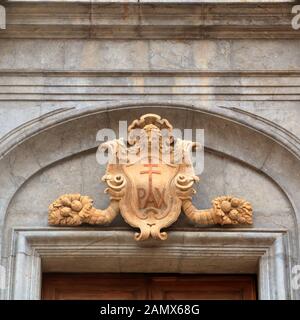 Chi Rho Christogram, Pax Christi Symbol an der Eingangstür der Kirche Chiesa della Martorana, Palermo Stockfoto