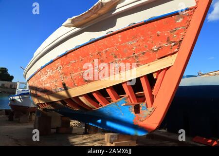 Reparatur des Fischerbootes am Hafen Porto di Porticello von Santa Flavia Stockfoto