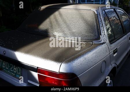 Antipolo City, Philippinen - 13. Januar 2020: Vulkanische Asche aus dem Taal-Vulkanausbruch erreicht Hunderte von Kilometern entfernt Städte. Stockfoto