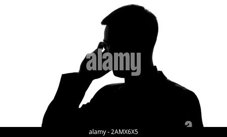 Mann im Anzug nimmt Geschäftsanruf an, Silhouette spricht auf Handy, Nahaufnahme Stockfoto