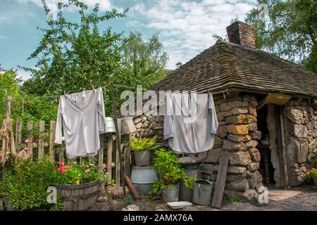 Viktorianische Kleidung hängt an der Wäscheleine Stockfoto