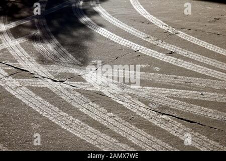 Antipolo City, Philippinen - 13. Januar 2020: Vulkanische Asche aus dem Taal-Vulkanausbruch erreicht Hunderte von Kilometern entfernt Städte. Stockfoto