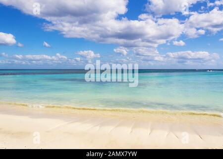 Weißer Sandstrand und Wellen an der Küste des karibischen Meeres, Mexiko. Riviera Maya. Bild ohne Menschen. Stockfoto