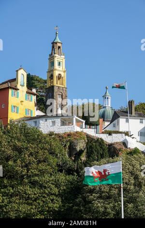 Portmeirion, ein touristisches Dorf im italienischen Stil in Gwynedd, Nordwales, mit der walisischen Flagge im Vordergrund. Stockfoto