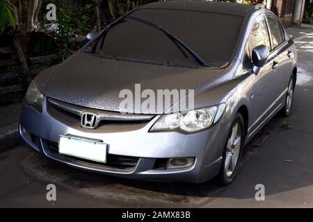 Antipolo City, Philippinen - 13. Januar 2020: Vulkanische Asche aus dem Taal-Vulkanausbruch erreicht Hunderte von Kilometern entfernt Städte. Stockfoto