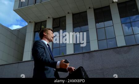 Junge Männer im Geschäft sind zufrieden mit dem Erfolg der Nachrichten im Finanzbetrieb Stockfoto