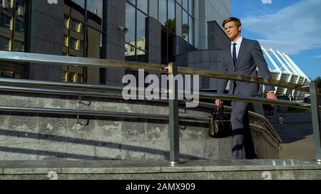 Gutaussehende junge, selbstbestimmte Büroleiterin, die arbeiten und Karriere aufbauen wird Stockfoto