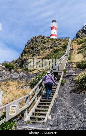 Frauen, die die Holztreppe zum Cape Palliser Lighthouse, 1897, Wairarapa, North Island, Neuseeland klettern Stockfoto