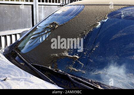 Antipolo City, Philippinen - 13. Januar 2020: Vulkanische Asche aus dem Taal-Vulkanausbruch erreicht Hunderte von Kilometern entfernt Städte. Stockfoto