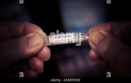 Kiew, UKRAINE-DEZEMBER 2019: Injektion von Fentanyl. Glasampulle in den Händen eines Alten Mannes Schmerzliches Alter. Schließen. Makro. Stockfoto