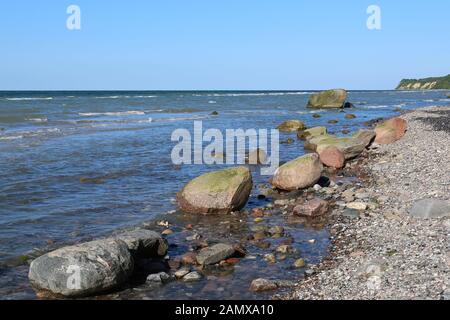 Viele verschiedene Steine können am Strand der Ostsee in Mecklenburg-vorpommern gesehen werden. Stockfoto