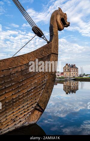 Ein nachgebildetes Wikingerschiff, das in der Marina in Carentan, Normandie, Frankreich, festgemacht wurde Stockfoto