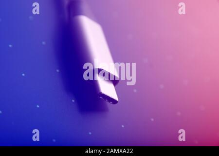 Schließen Sie das Bild eines USB-Typ-C-Verbindung auf einem farbigen Hintergrund Stockfoto