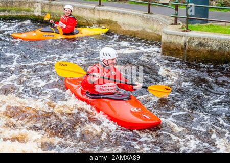 Mann im Kanu oder Kajak im Tees Barrage International White Water Center, Stockton on Tees, County Durham, England, Großbritannien Stockfoto