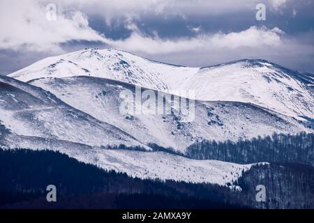 Gebirge mit sichtbaren Silhouette bis morgens bunte Nebel. Tarcu-berge in Rumänien. Stockfoto