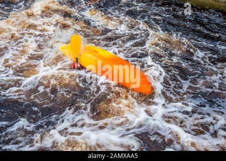 Mann im Kanu oder Kajak im Tees Barrage International White Water Center, Stockton on Tees, County Durham, England, Großbritannien Stockfoto