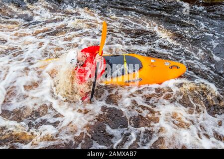 Mann im Kanu oder Kajak im Tees Barrage International White Water Center, Stockton on Tees, County Durham, England, Großbritannien Stockfoto