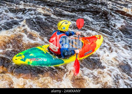 Mann im Kanu oder Kajak im Tees Barrage International White Water Center, Stockton on Tees, County Durham, England, Großbritannien Stockfoto