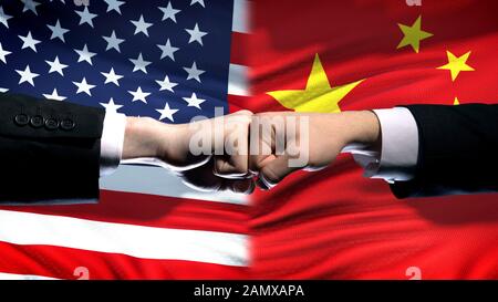 Konflikt zwischen den USA und China, Krise der internationalen Beziehungen, Fäuste auf Flaggenhintergrund Stockfoto