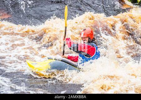 Mann im Kanu oder Kajak im Tees Barrage International White Water Center, Stockton on Tees, County Durham, England, Großbritannien Stockfoto