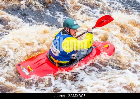 Mann im Kanu oder Kajak im Tees Barrage International White Water Center, Stockton on Tees, County Durham, England, Großbritannien Stockfoto