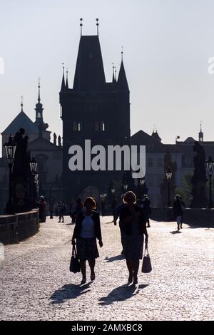 Prag, TSCHECHIEN - 20. SEPTEMBER 2018: Touristenspaziergang auf der Karlsbrücke mit Stadtbrückenturm im Hintergrund am 20. September 2018 in Prag Stockfoto