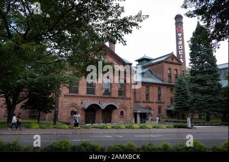 Außenansicht der Sapporo Bierfabrik in Sapporo, Hokkaido, Japan, Asien. Japanische Touristen und Menschen, die Wahrzeichen und alte Industrie besuchen c Stockfoto