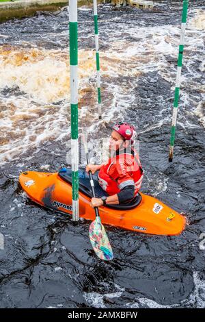 Mann im Kanu oder Kajak im Tees Barrage International White Water Center, Stockton on Tees, County Durham, England, Großbritannien Stockfoto