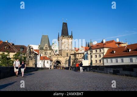 Prag, TSCHECHIEN - 20. SEPTEMBER 2018: Touristenspaziergang auf der Karlsbrücke mit Stadtbrückenturm im Hintergrund am 20. September 2018 in Prag Stockfoto