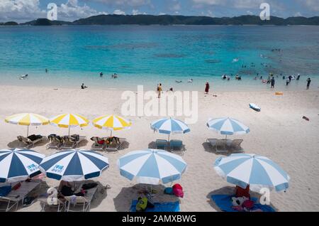 Blick auf den Furuzamami Strand auf Zamami Insel, Kerama Archipel, Okinawa, Japan, Asien. Japanische Menschen schwimmen und Touristen entspannen während der Ferien Stockfoto