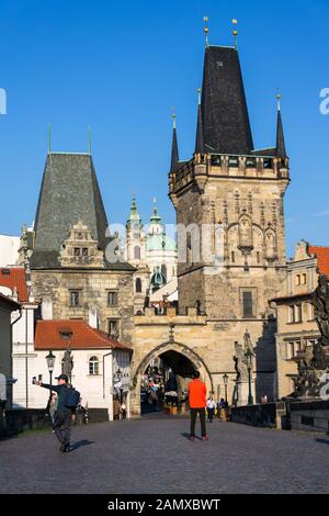 Prag, TSCHECHIEN - 20. SEPTEMBER 2018: Touristenspaziergang auf der Karlsbrücke mit Stadtbrückenturm im Hintergrund am 20. September 2018 in Prag Stockfoto