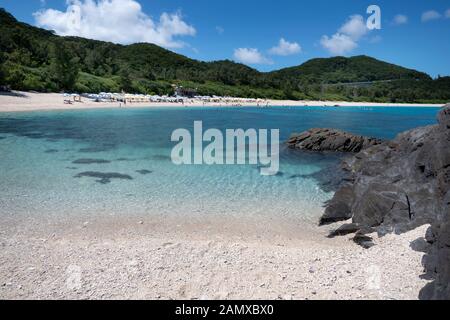 Blick auf japanische Küste und Natur in der Nähe des Strandes Furuzamami auf der Insel Zamami, dem Ryukyu-Archipel, Okinawa, Japan, Asien. Kristallklares Meerwasser mit Korallen Stockfoto